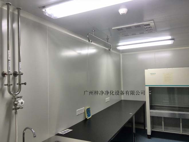 建造和使用潔凈室能有效減少室內(nèi)誘入、產(chǎn)生及滯留粒子。