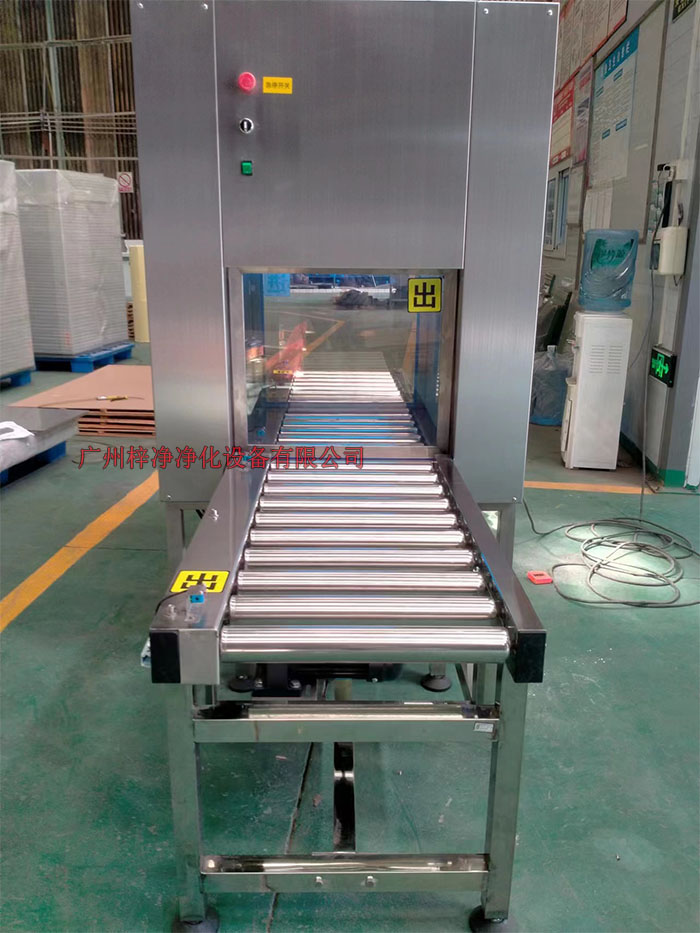 輸送帶傳遞窗的制作法于其它傳遞窗不一樣，輸送線傳遞窗下面加了條流水線，上層要傳遞貨物。