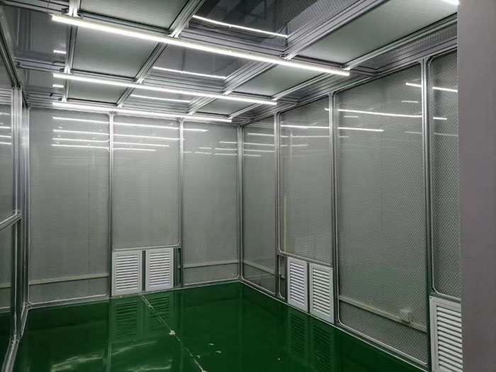 選擇百級無塵潔凈棚還是千級無塵潔凈棚，應根據具體的生產需求、產品要求和預算來決定。