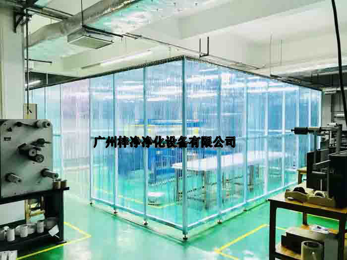 潔凈棚主要作用是防止塵埃和微生物進(jìn)入潔凈區(qū)域，同時(shí)有效降低靜電的產(chǎn)生，保障產(chǎn)品的質(zhì)量和生產(chǎn)環(huán)境的穩(wěn)定性。