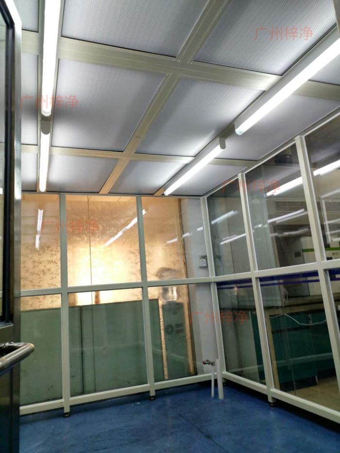 潔凈棚中的空氣過(guò)濾器是凈化空氣的核心部件，其性能直接影響潔凈度。高效空氣過(guò)濾器（HEPA）的過(guò)濾效率、濾料更換周期和過(guò)濾器維護(hù)狀況均會(huì)影響空氣潔凈度。