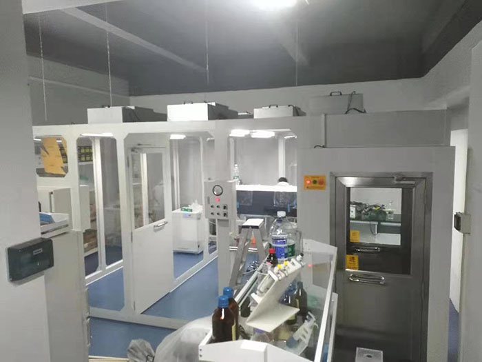 在潔凈棚內(nèi)工作的人員也需要一個安全、衛(wèi)生的工作環(huán)境，風(fēng)淋室的使用有助于減少交叉感染的風(fēng)險。